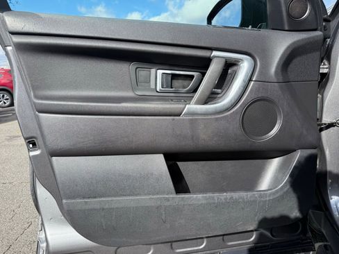 Used 2019 Land Rover Discovery Sport SE image 13