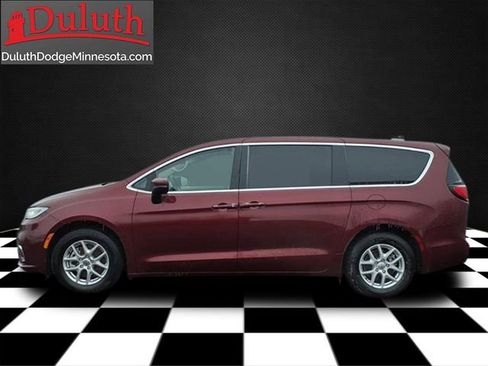 Used 2023 Chrysler Pacifica Touring-L image 2