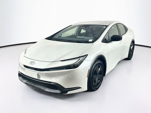 Used 2024 Toyota Prius LE FWD image 3