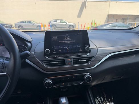 Used 2025 Nissan Altima 2.5 SV FWD image 17
