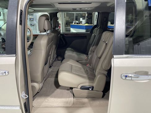 Used 2015 Chrysler Town & Country Limited Platinum image 12