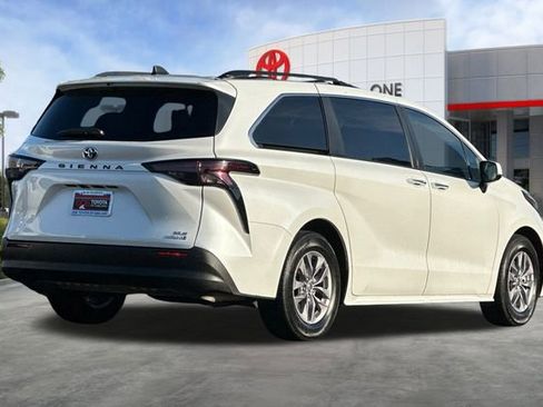 Used 2023 Toyota Sienna XLE image 5