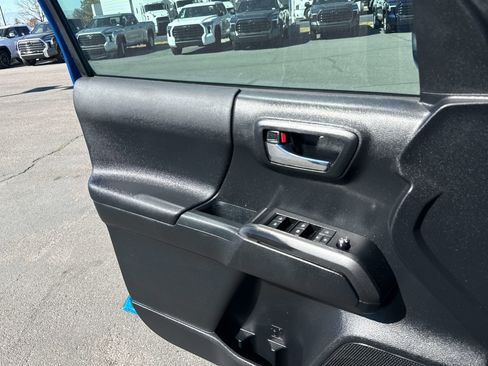 Used 2017 Toyota Tacoma TRD Off-Road w/ Tow Package (A/T) image 12