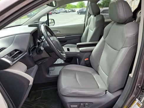 Used 2021 Toyota Sienna XLE AWD/4WD image 16
