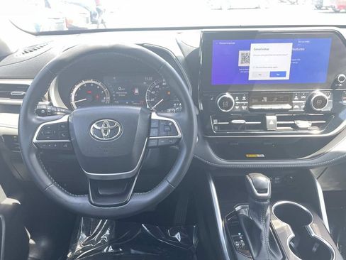 Used 2024 Toyota Highlander XLE FWD image 19