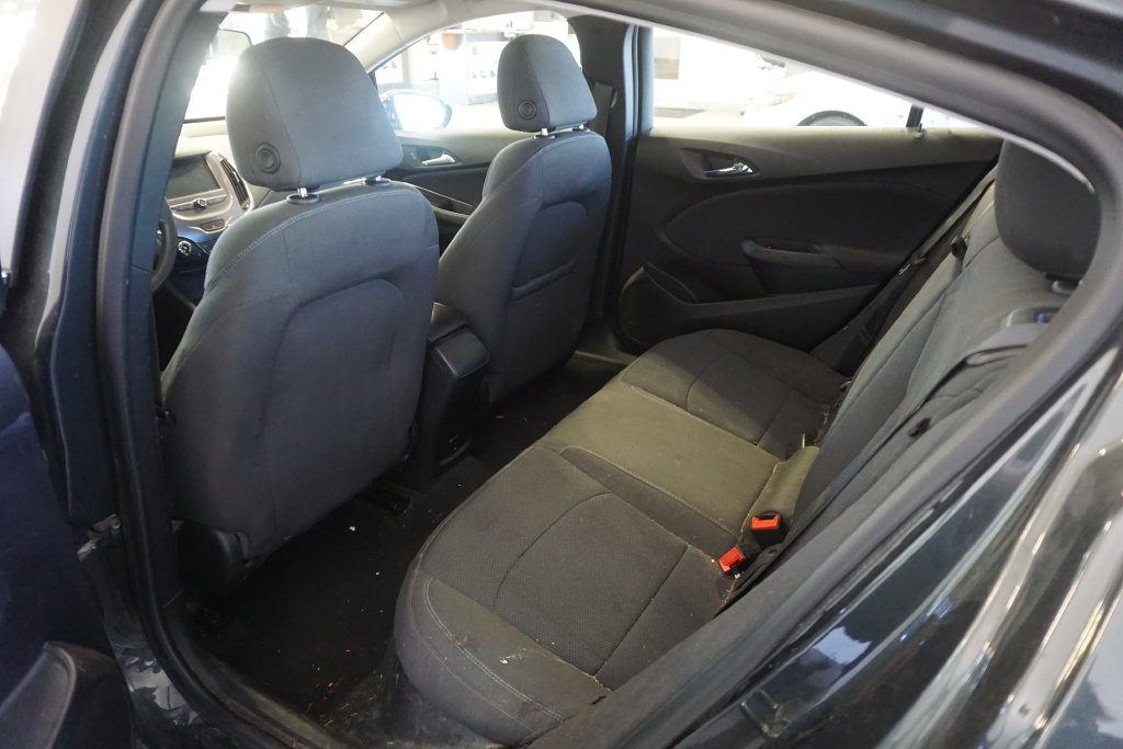 Used 2018 Chevrolet Cruze LT w/ Convenience Package FWD image 19