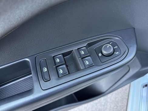 Certified 2025 Volkswagen Taos SE image 10