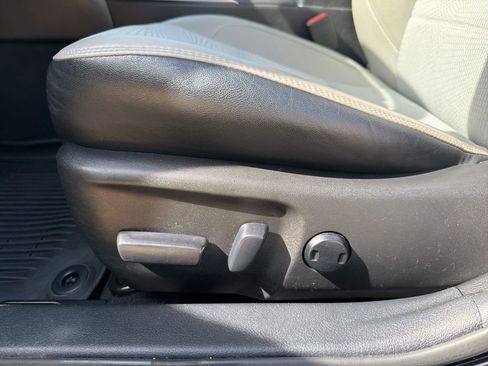 Used 2016 Toyota Camry SE w/ Moonroof Package image 9