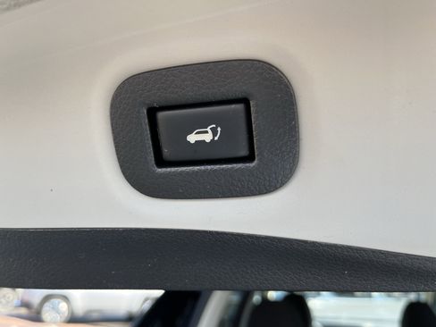 Used 2018 Nissan Rogue SV image 6