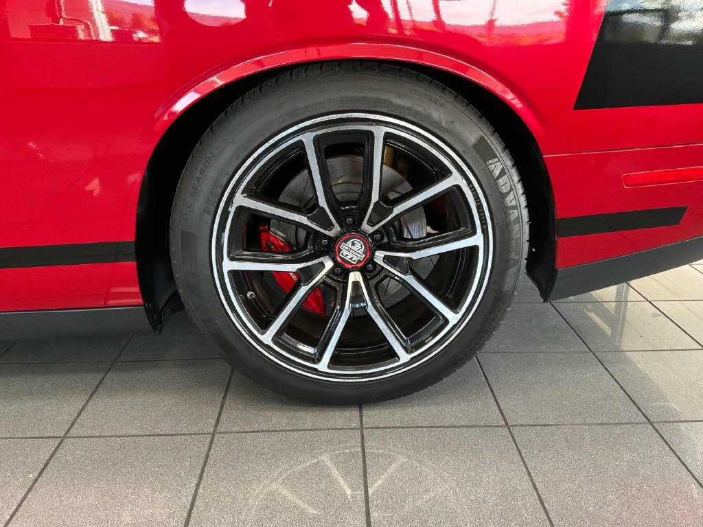 Used 2015 Dodge Challenger SRT RWD image 10