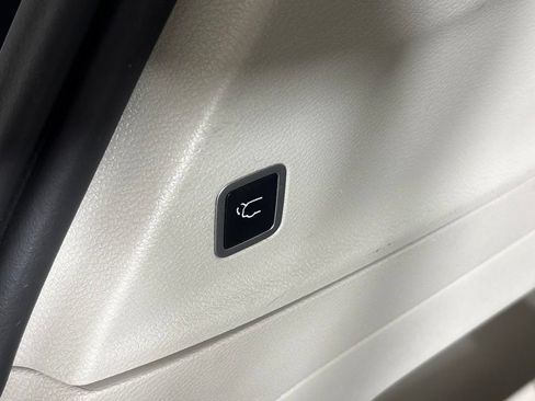 Used 2023 Chrysler Pacifica Touring-L FWD image 28