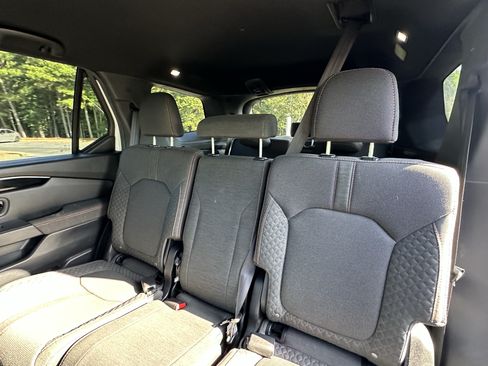 Used 2025 Honda Pilot Sport image 8