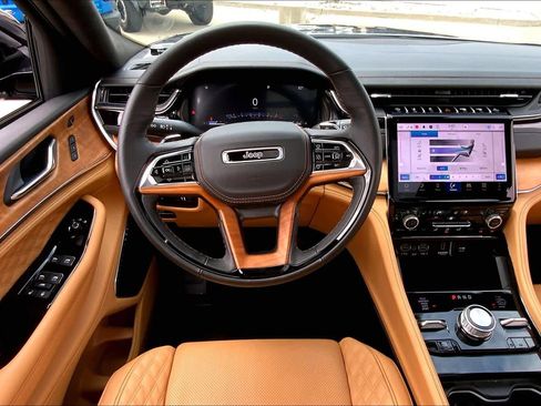 Used 2025 Jeep Grand Cherokee Summit image 5