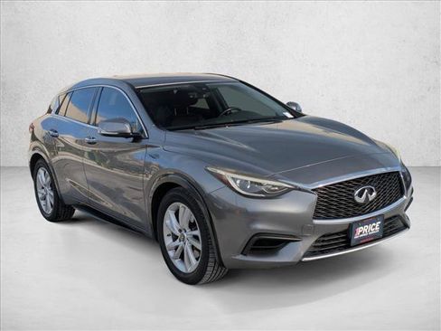 Used 2017 INFINITI QX30 image 3