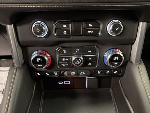 Used 2024 GMC Yukon SLT w/ SLT Luxury Package image 24
