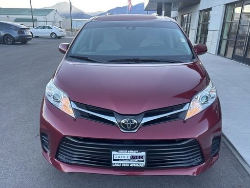 Used 2020 Toyota Sienna LE w/ LE Preferred Package image 2