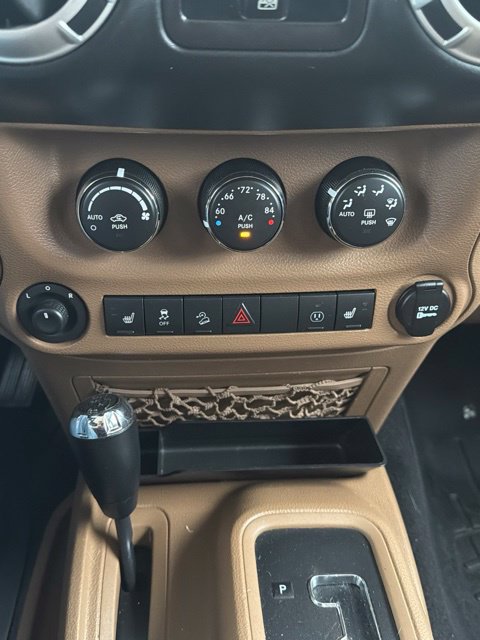 Used 2015 Jeep Wrangler Unlimited Sahara w/ Connectivity Group AWD/4WD image 22
