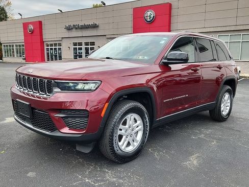 Used 2023 Jeep Grand Cherokee Laredo AWD/4WD image 3