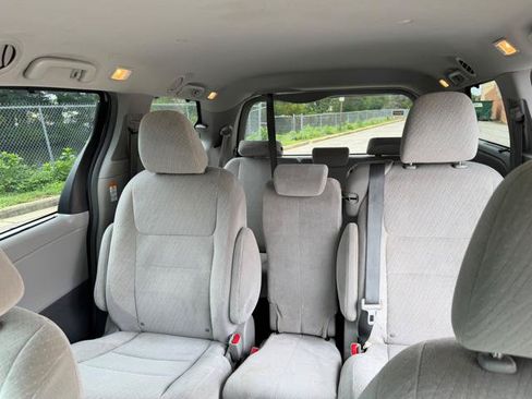 Used 2017 Toyota Sienna LE FWD image 26