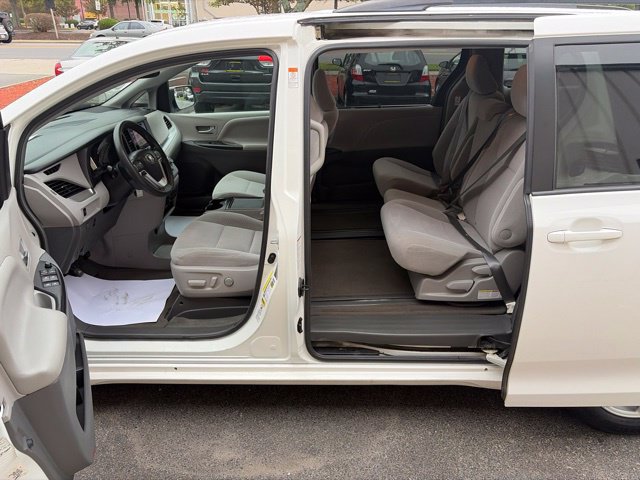 Used 2016 Toyota Sienna LE FWD image 19