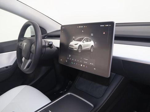 Used 2022 Tesla Model Y Long Range image 41