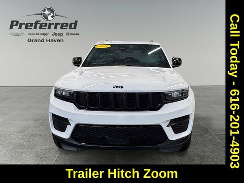 Used 2025 Jeep Grand Cherokee Altitude image 11