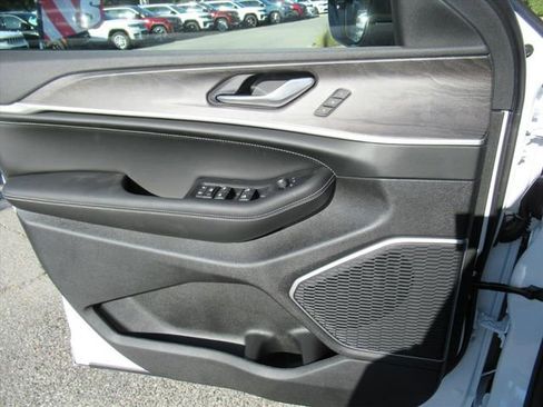 New 2026 Jeep Grand Cherokee Limited AWD/4WD image 19