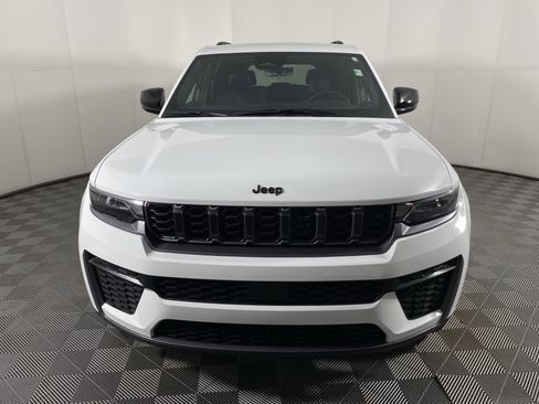 New 2026 Jeep Grand Cherokee Altitude image 12