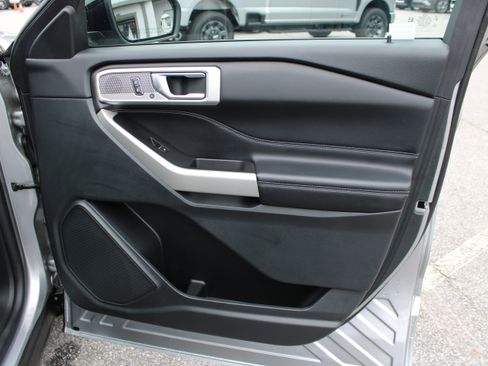 Certified 2021 Ford Explorer Limited w/ Equipment Group 301A image 18