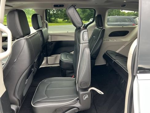 Used 2024 Chrysler Pacifica Limited w/ Trailer Tow Group FWD image 5