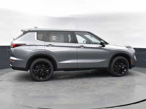 Used 2023 Mitsubishi Outlander SE image 8