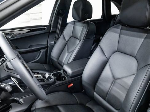 Certified 2025 Porsche Macan image 5