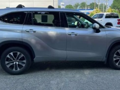 Used 2022 Toyota Highlander XLE AWD/4WD image 8