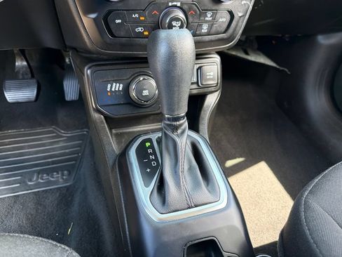 Used 2023 Jeep Renegade Latitude AWD/4WD image 18