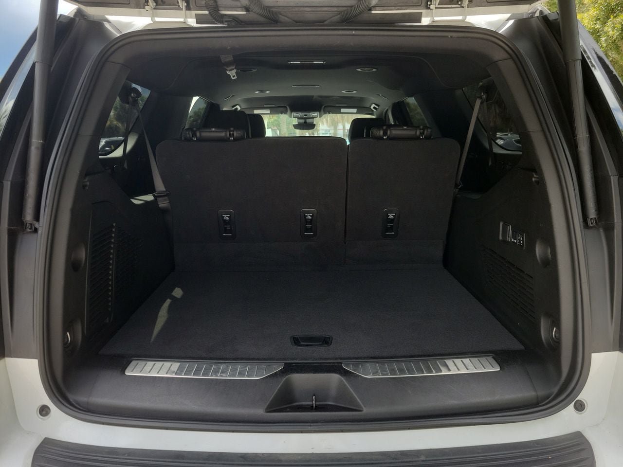 Used 2025 Chevrolet Suburban High Country RWD image 7
