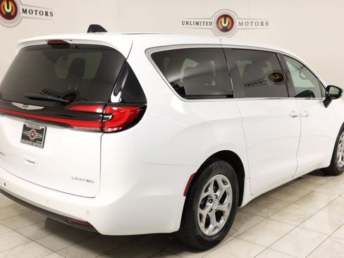 Used 2024 Chrysler Pacifica Limited FWD image 3