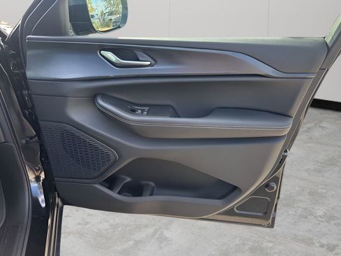 New 2025 Jeep Grand Cherokee Altitude image 13