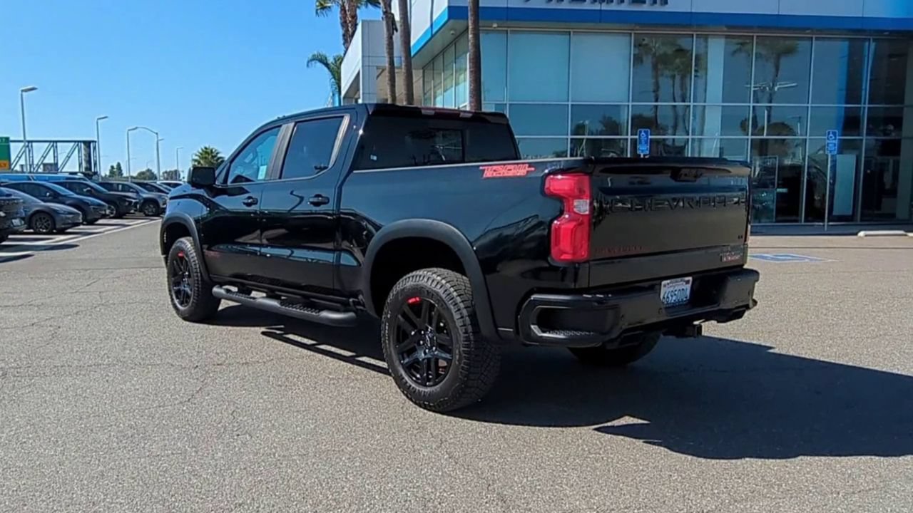 Used 2025 Chevrolet Silverado 1500 LT Trail Boss w/ Convenience Package II AWD/4WD image 6