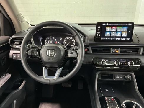 Used 2025 Honda Pilot Touring image 8