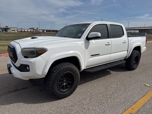 Used 2017 Toyota Tacoma TRD Sport w/ Tow Package (A/T) image 1