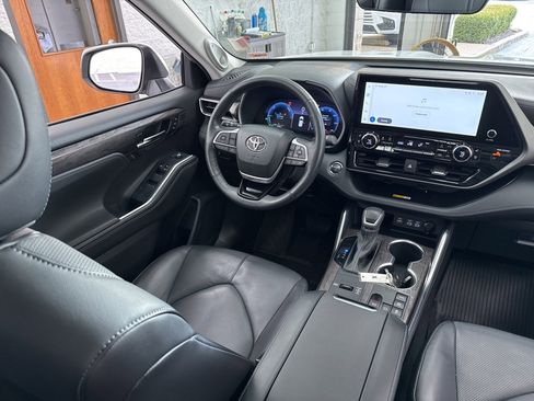 Used 2023 Toyota Highlander Limited image 45