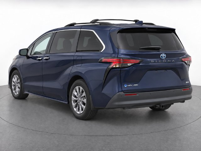 Used 2025 Toyota Sienna XLE AWD/4WD image 2