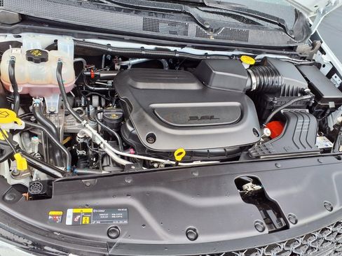Used 2025 Chrysler Pacifica Limited FWD image 34
