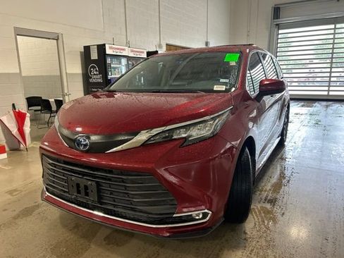 Used 2023 Toyota Sienna XLE FWD image 7