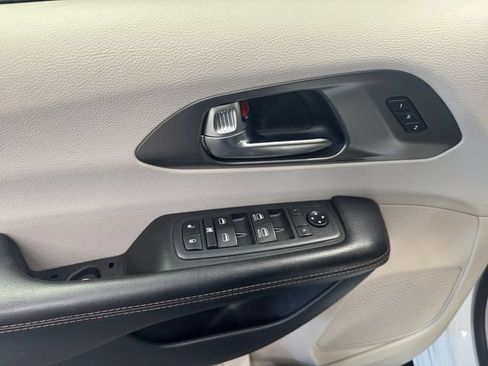 Used 2020 Chrysler Pacifica Touring-L FWD image 29