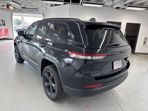 Used 2024 Jeep Grand Cherokee Limited w/ Black Appearance Package AWD/4WD image 9