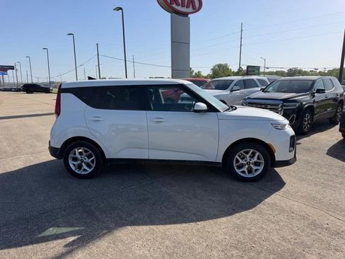 Used 2022 Kia Soul LX w/ Technology Package FWD image 2