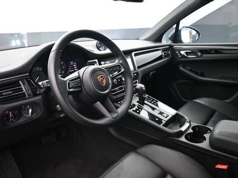 Certified 2023 Porsche Macan AWD/4WD image 4