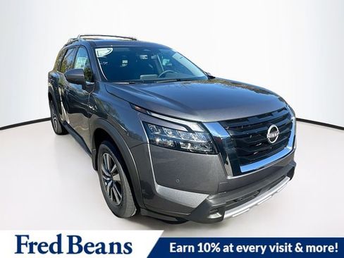New 2025 Nissan Pathfinder SL image 1
