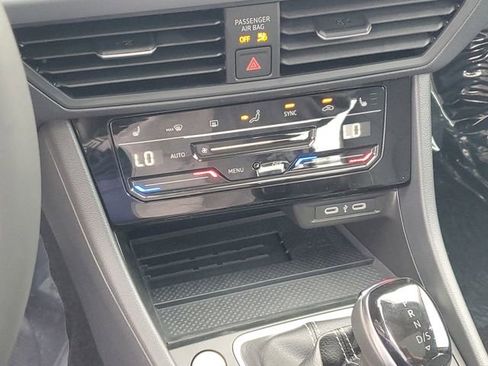 New 2026 Volkswagen Jetta SE FWD image 24